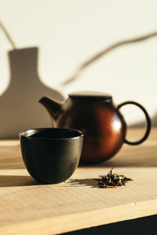 Une théière, une tasse, image aux couleurs d'automne