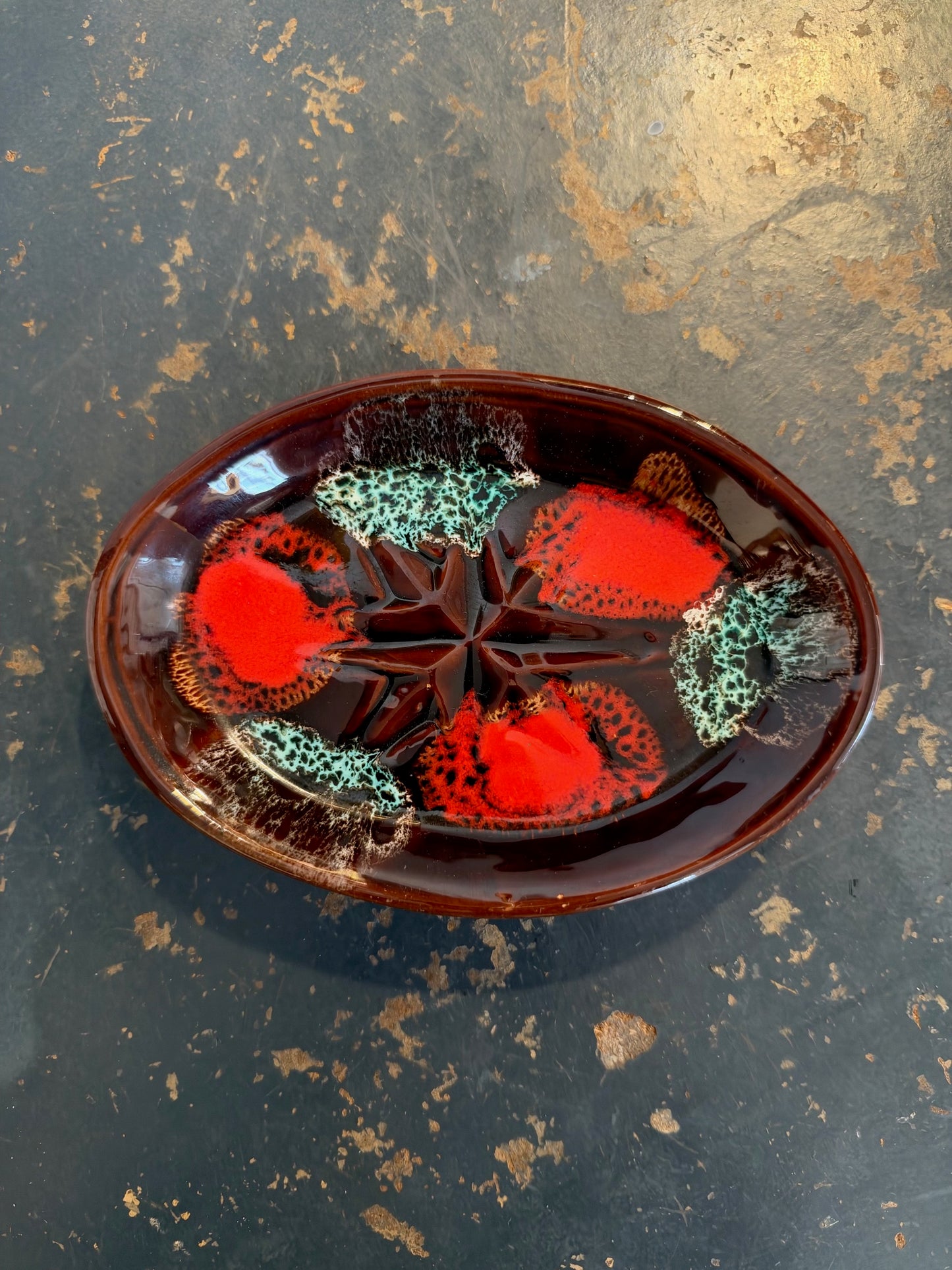 Plat ovale de Vallauris, coulées rouges et turquoise