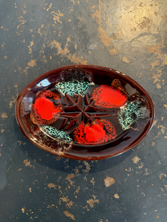 Plat ovale de Vallauris, coulées rouges et turquoise