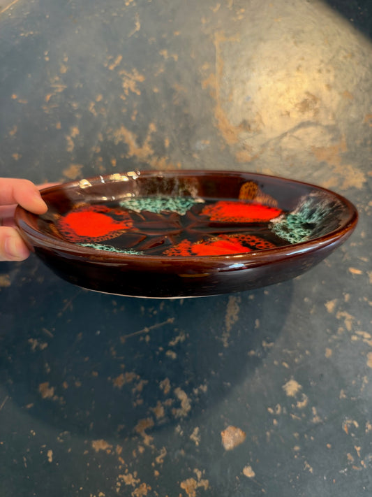 Plat ovale de Vallauris, coulées rouges et turquoise