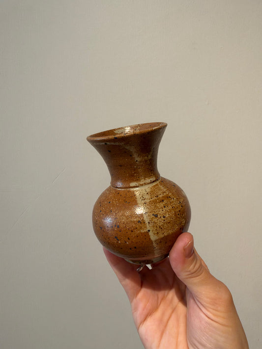 Petit vase en grès moucheté