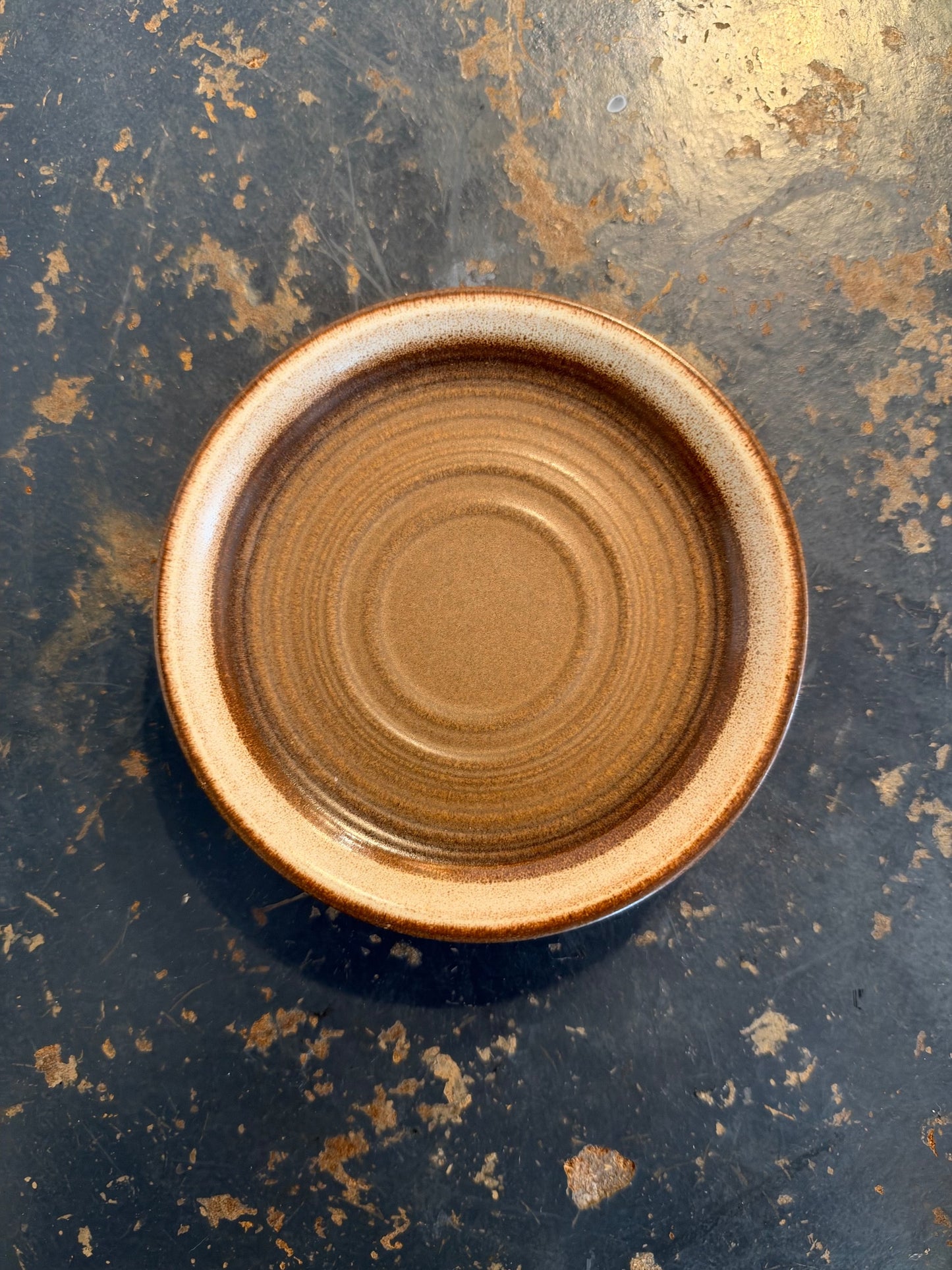 Paire d'assiettes en grès, bord crème