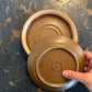 Paire d'assiettes en grès, bord crème