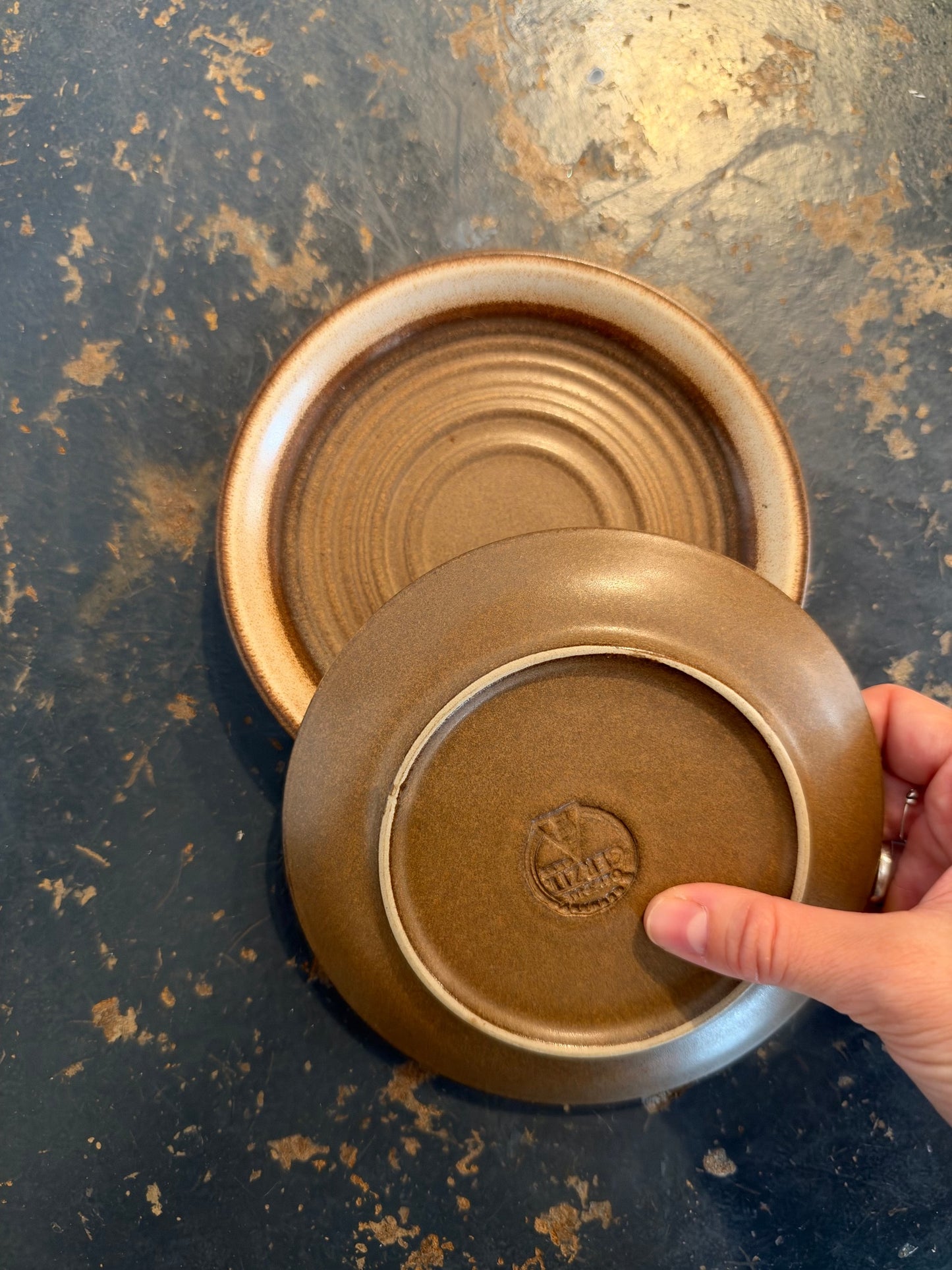 Paire d'assiettes en grès, bord crème