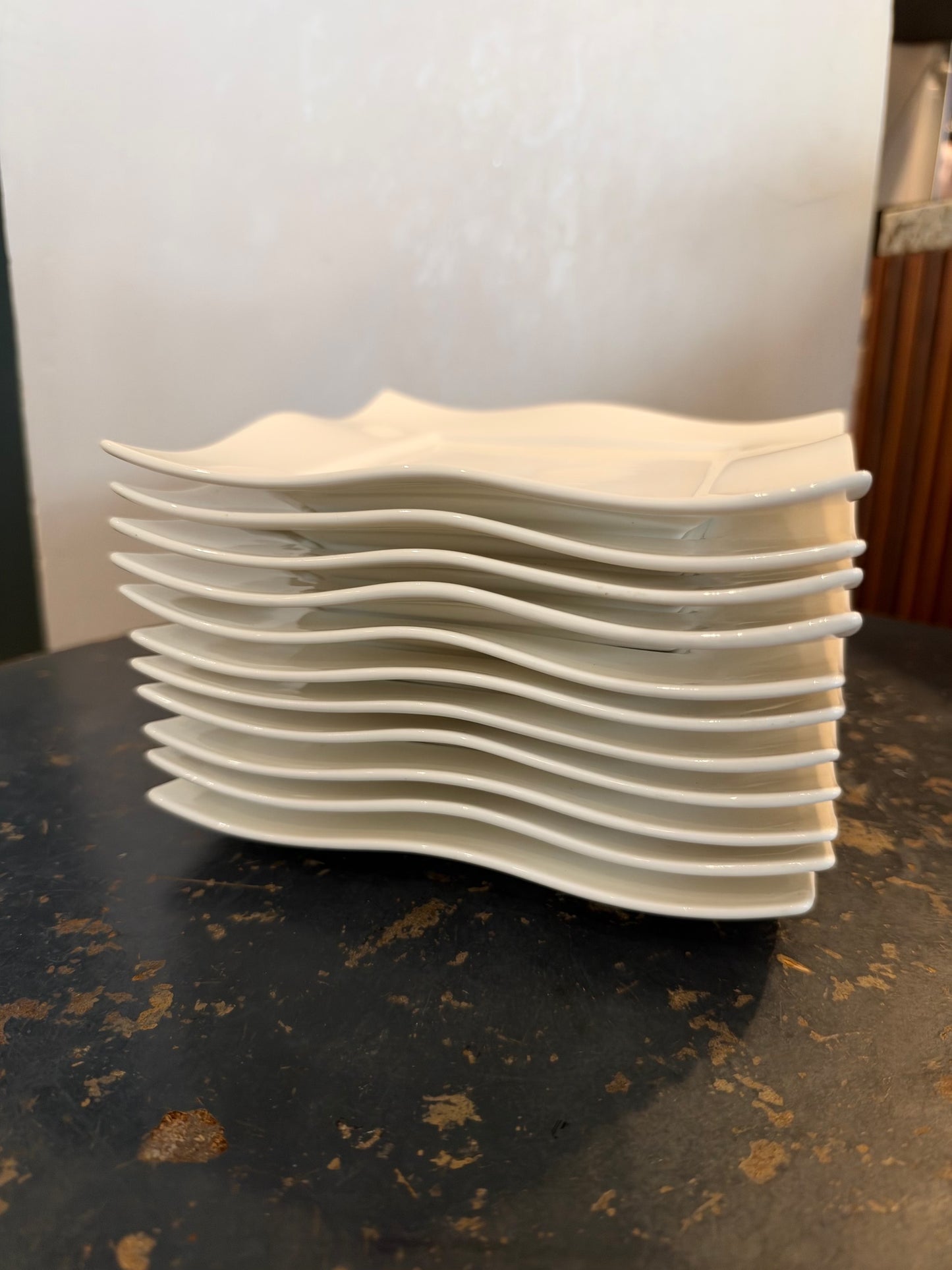 Assiette carrée blanche à bord ondulé