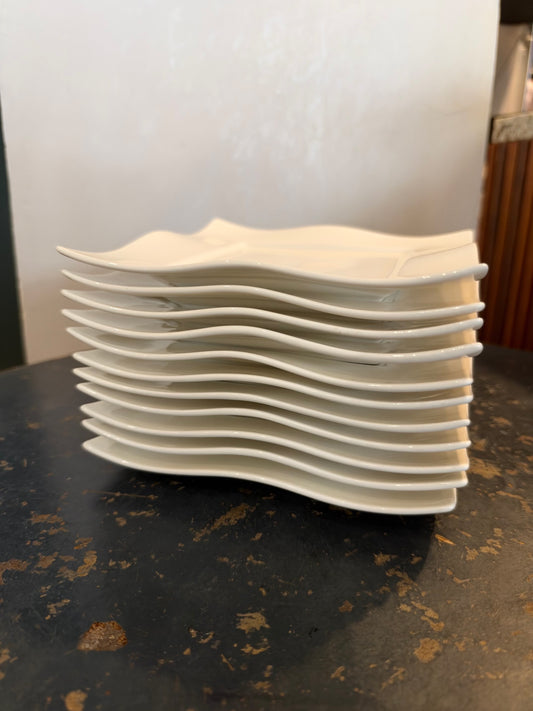 Assiette carrée blanche à bord ondulé