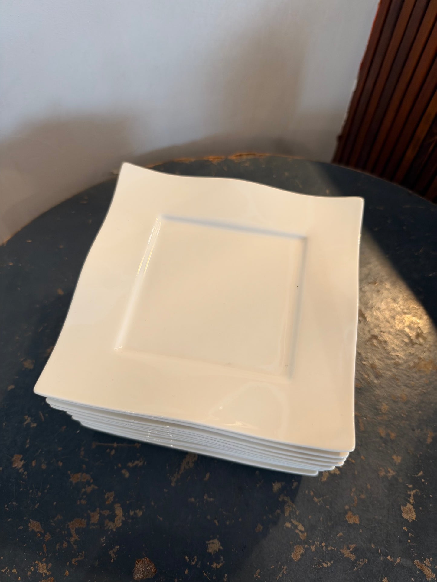 Assiette carrée blanche à bord ondulé