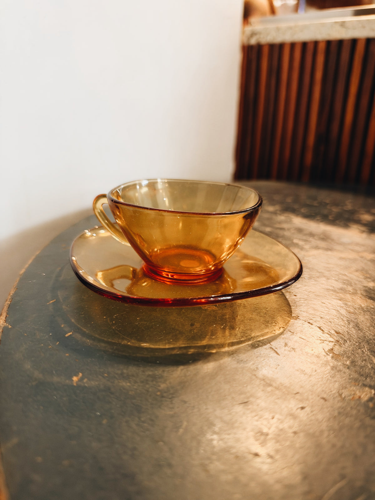 Tasse et sous-tasse en verre ambré