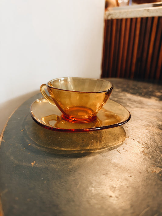 Tasse et sous-tasse en verre ambré