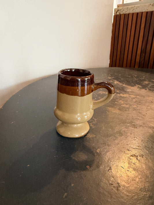 Mug sur pied en grès