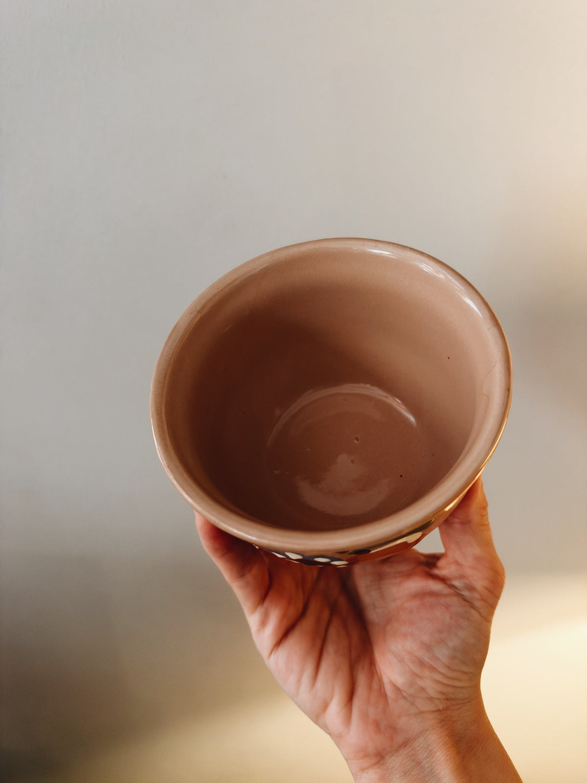 Théière et pot couvert en grès décorés de fleurs