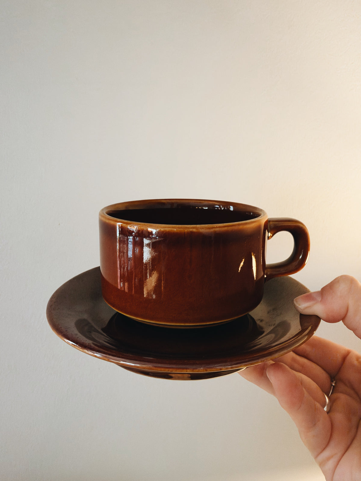 Tasse et sous-tasse en céramique brun caramel
