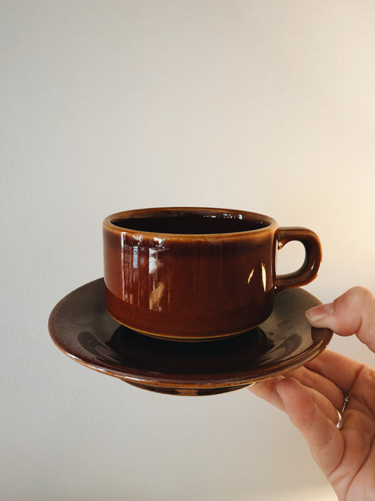 Tasse et sous-tasse en céramique brun caramel