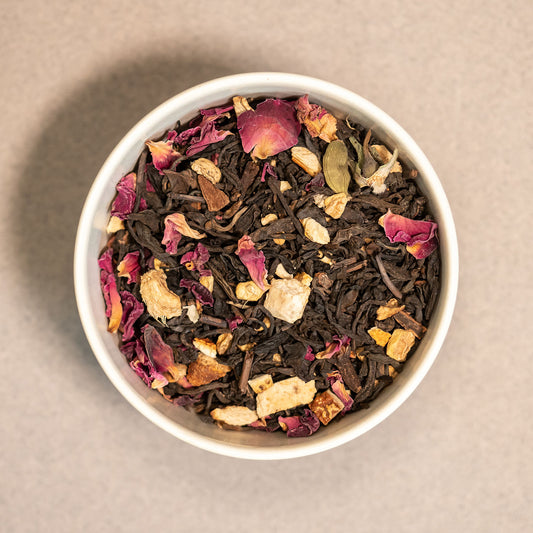 Mélange de thé post-fermenté et thé Chai Voyage en Inde au goût boisé et épicé