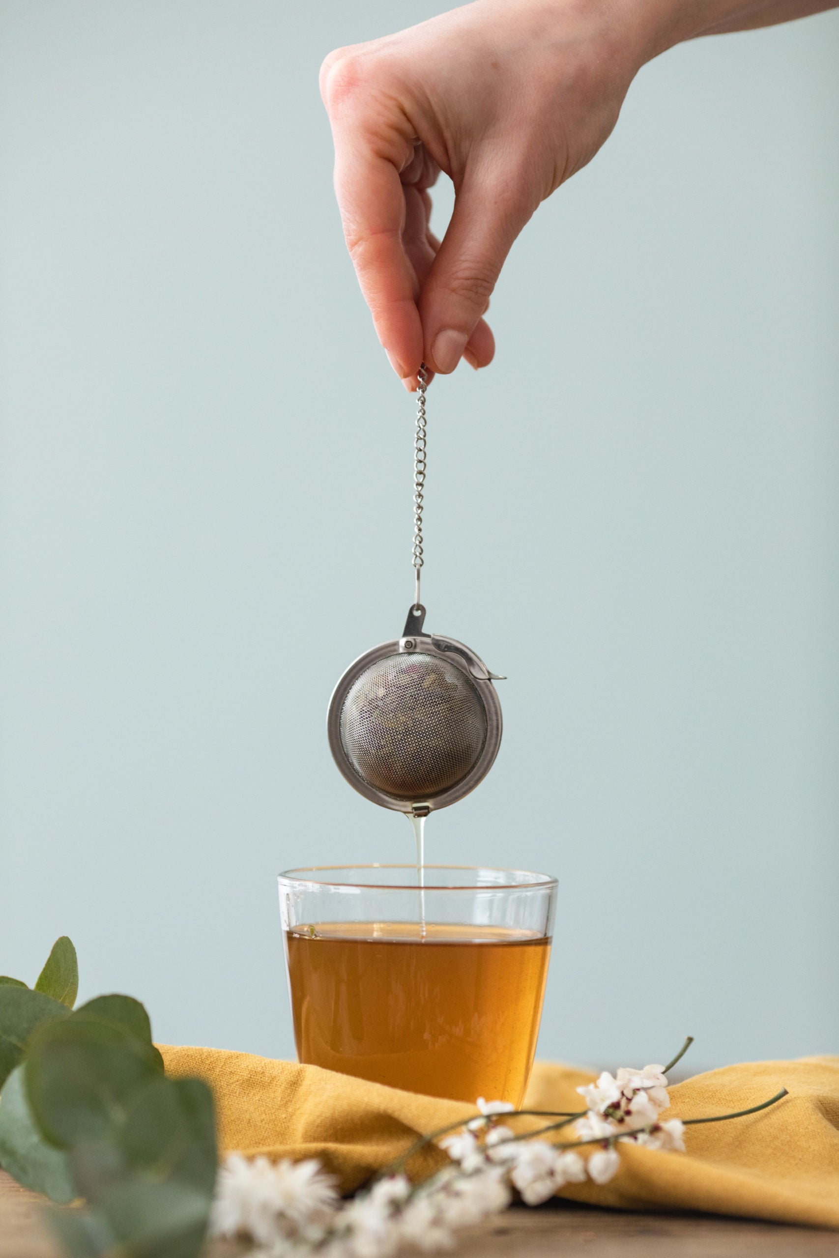 Boule à thé et verre de thé après infusion